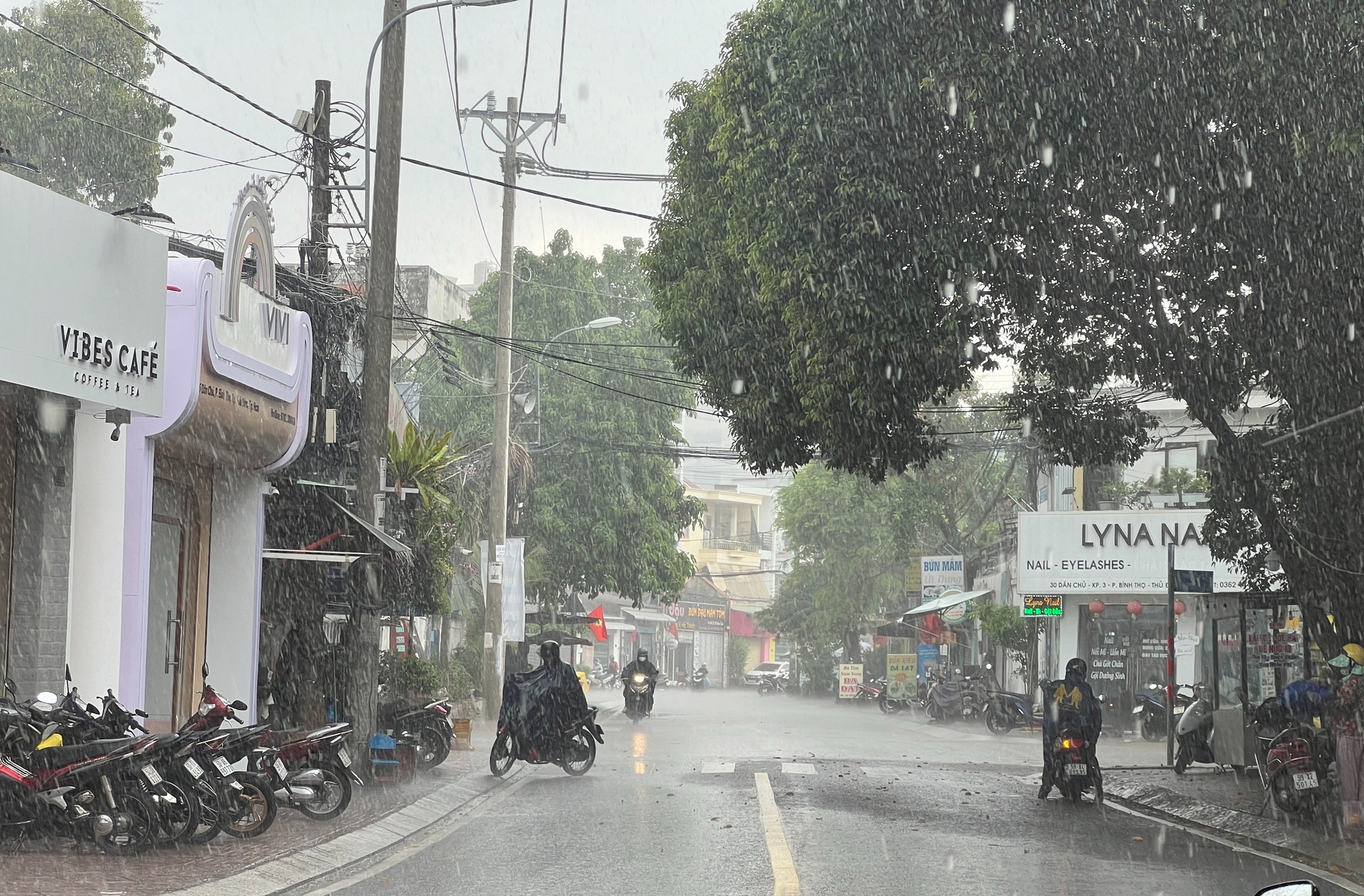胡志明市多地早雨，近午时分雷声隆隆