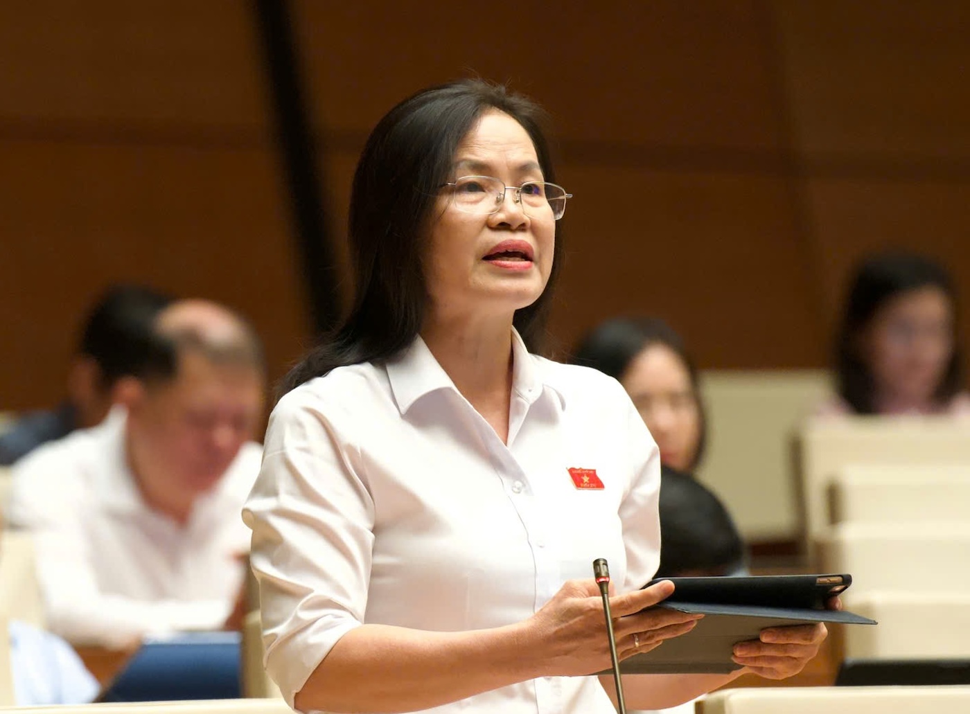 是否应该取消民众办理公证时必须与公证员合影的规定？