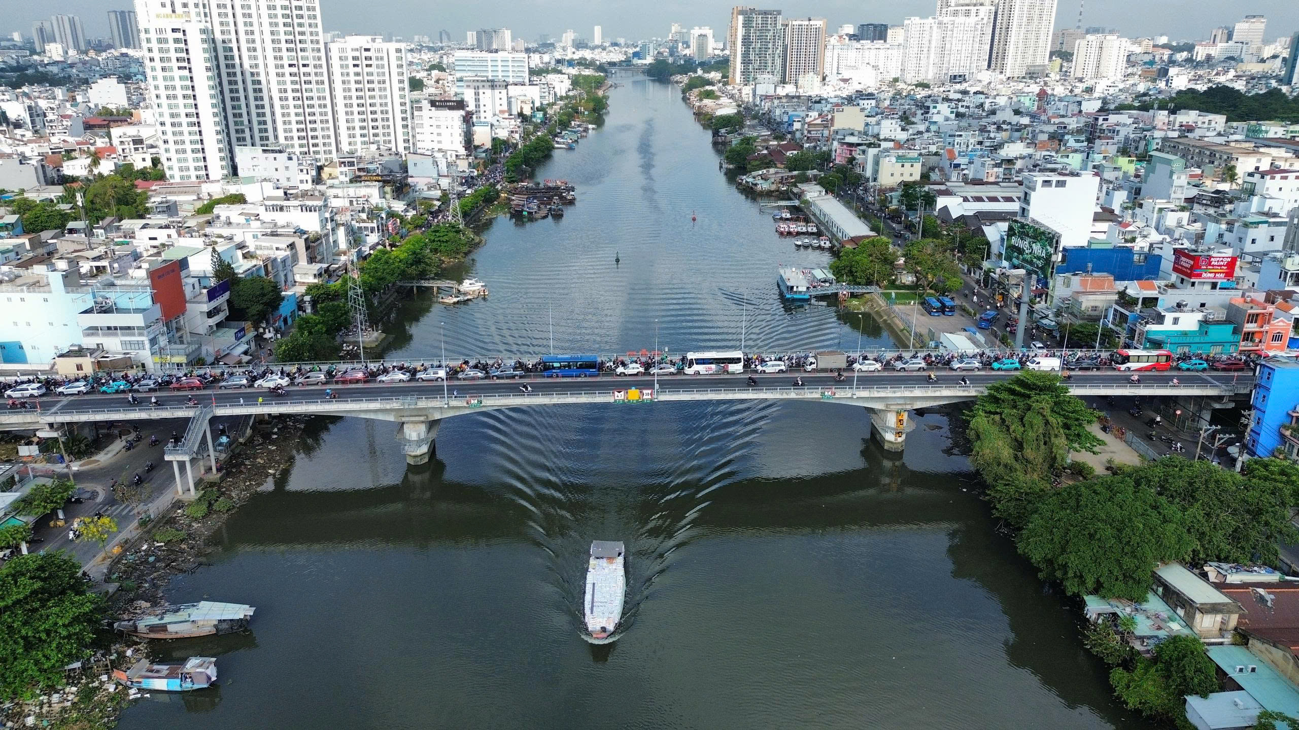 肯特橋發生牽引車與垃圾車相撞事故致司機死亡,交通嚴重擁堵