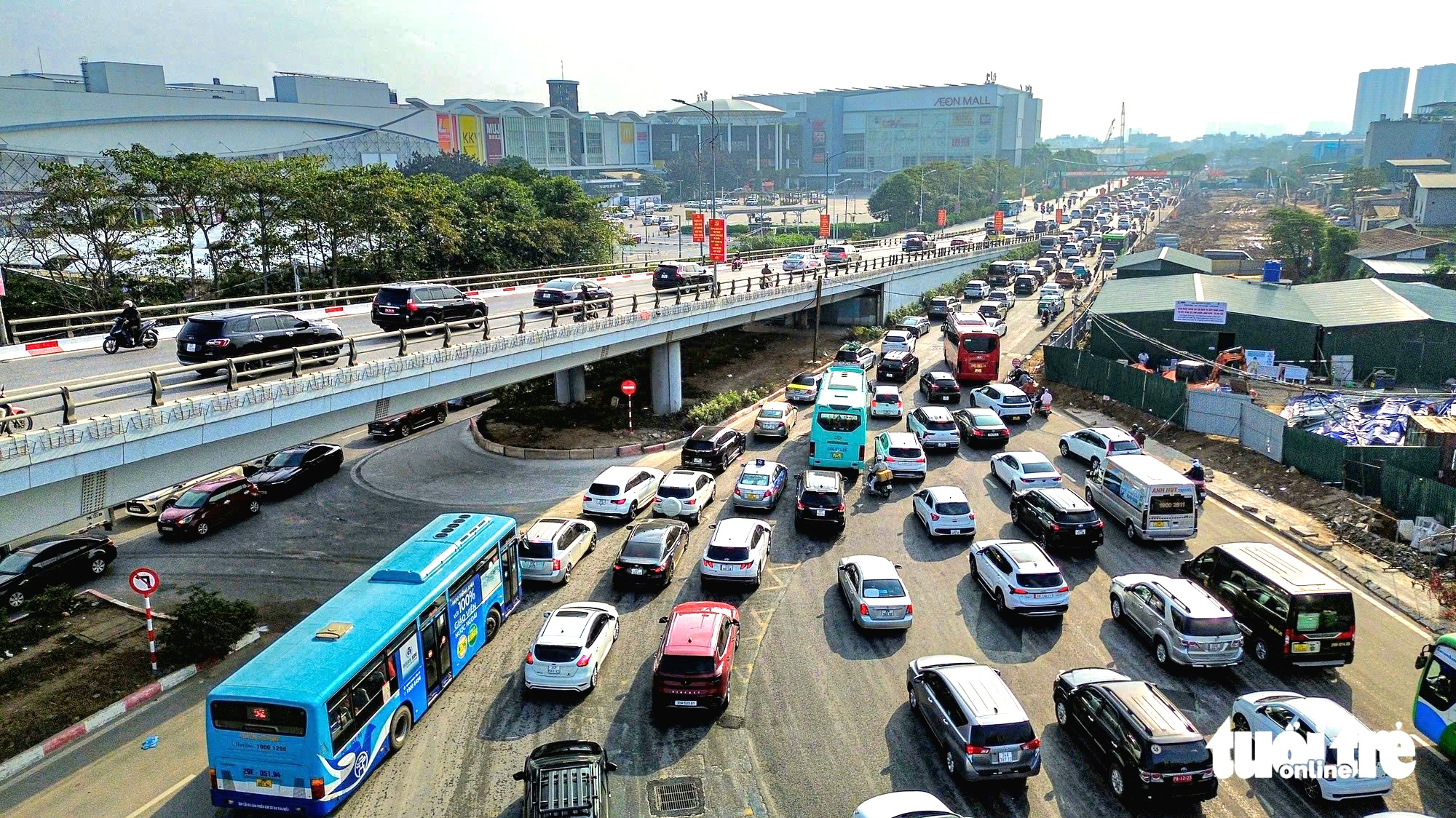 河内在谈光忠路、古灵路多处设置围挡以施工明挖隧道和暗挖隧道