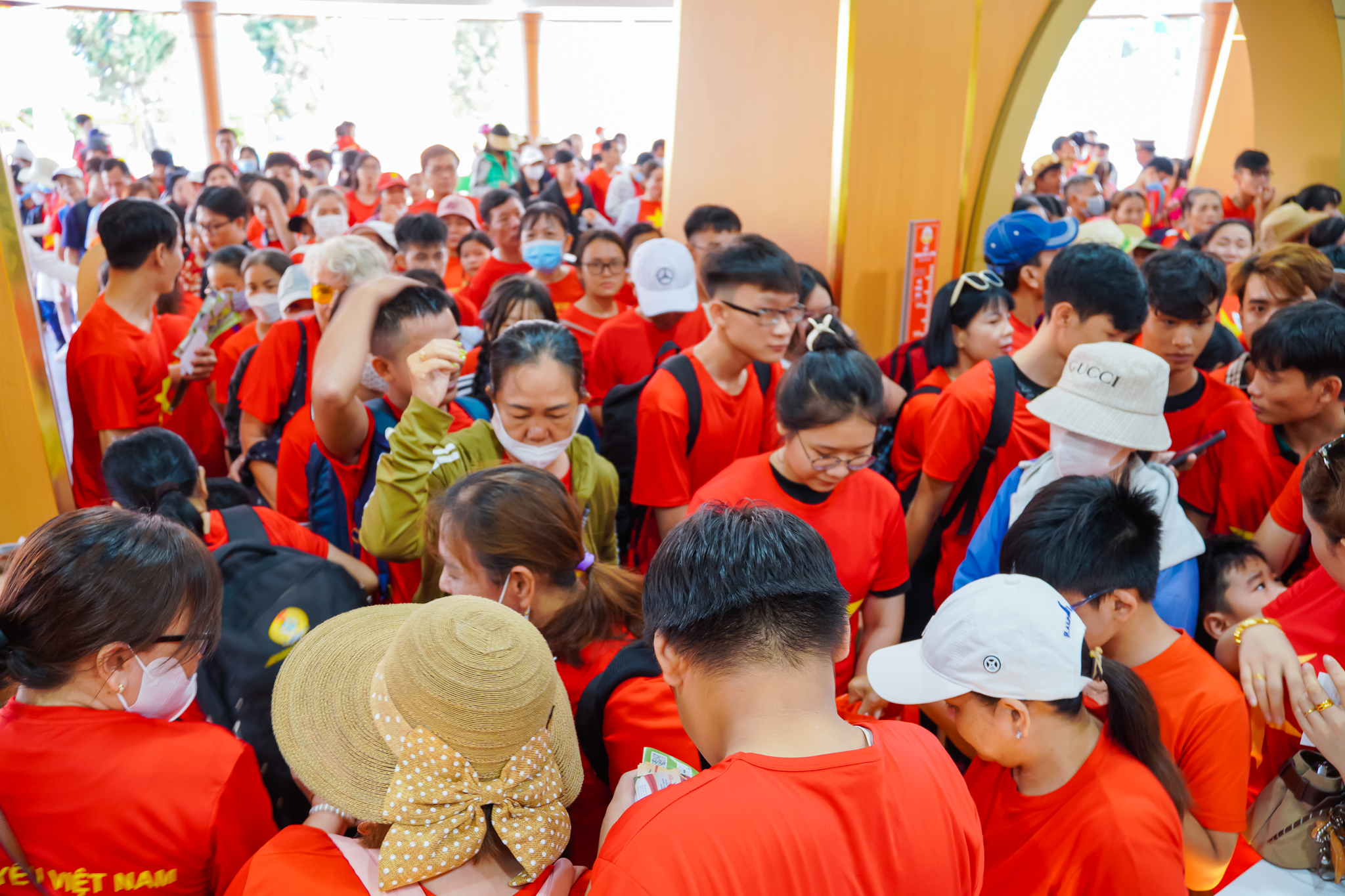 身著金星紅旗服裝的遊客湧入 Suối Tiên 歡度4月30日