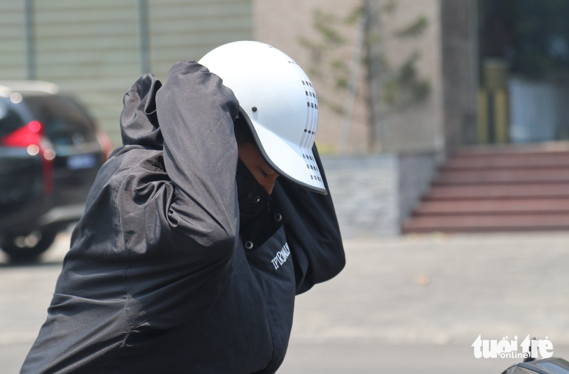 患者家属在楼梯下躲避40摄氏度高温