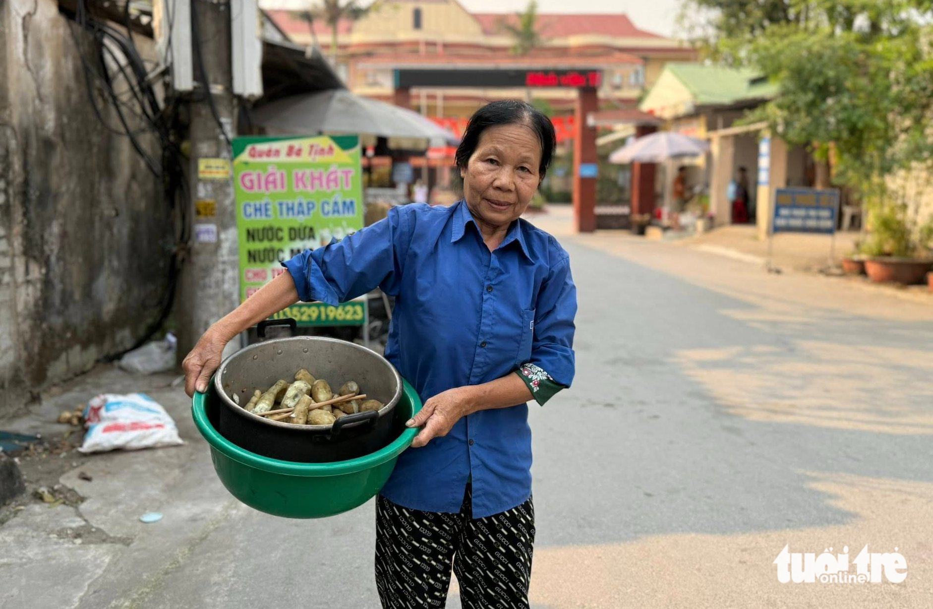 一位老母亲卖红薯养活三个精神疾病子女的辛酸人生
