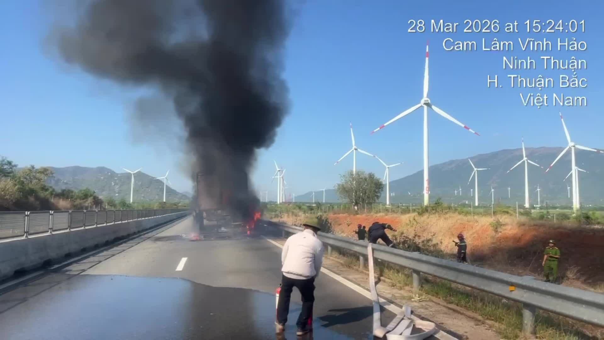 金蘭-永好高速公路上卡車起火,交通堵塞持續