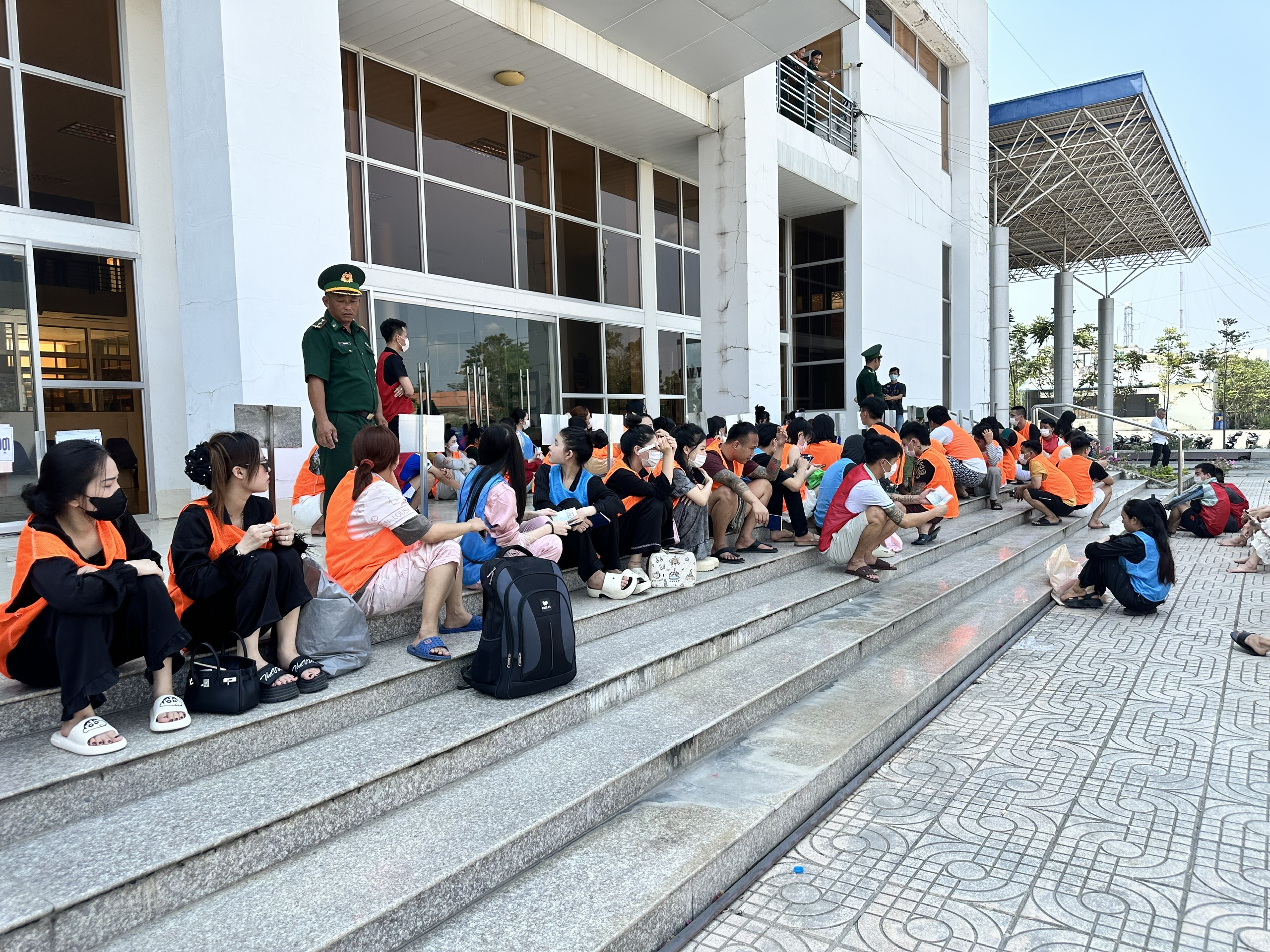 同塔省接收226名從柬埔寨返回的越南公民