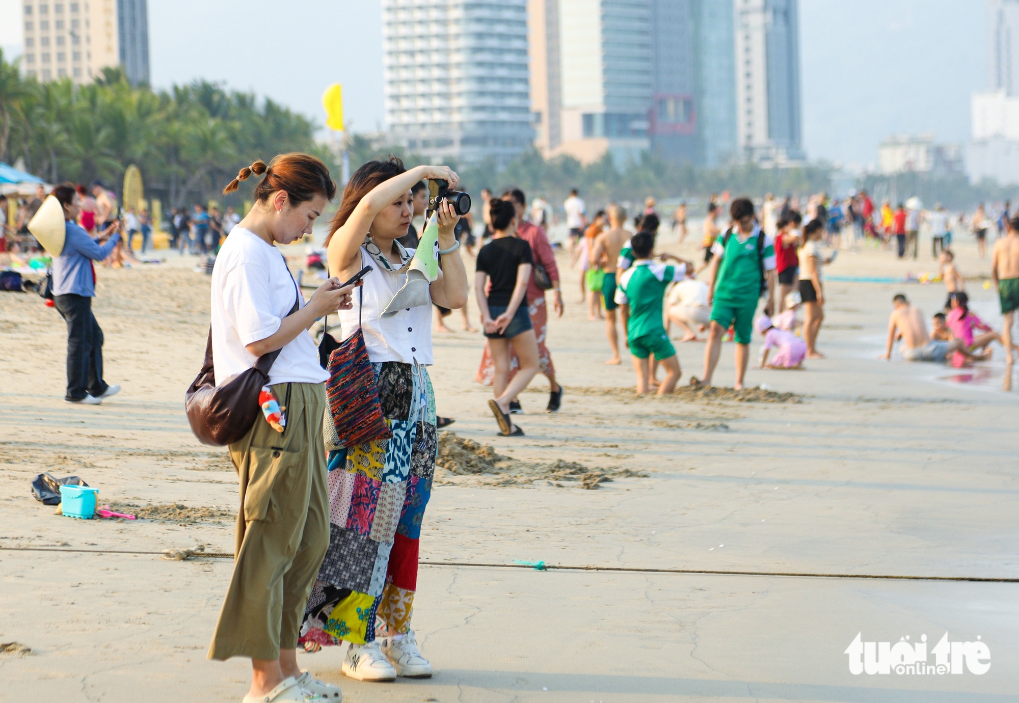 初夏酷熱,數千人湧向‘全球最美海灘’消暑