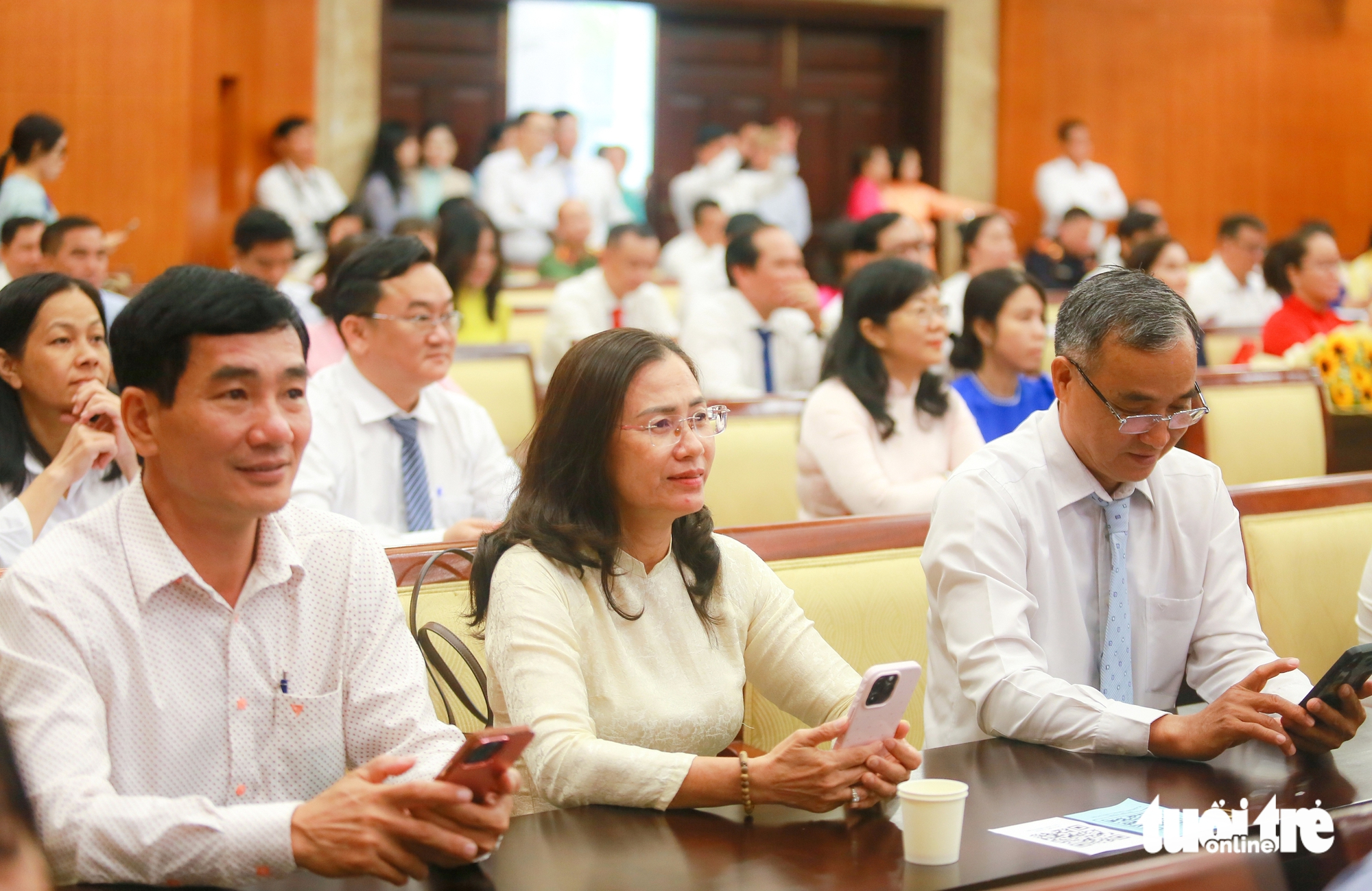 胡志明市在愛國競賽會議上頒發87枚國家級勞動勳章和25面競賽旗幟