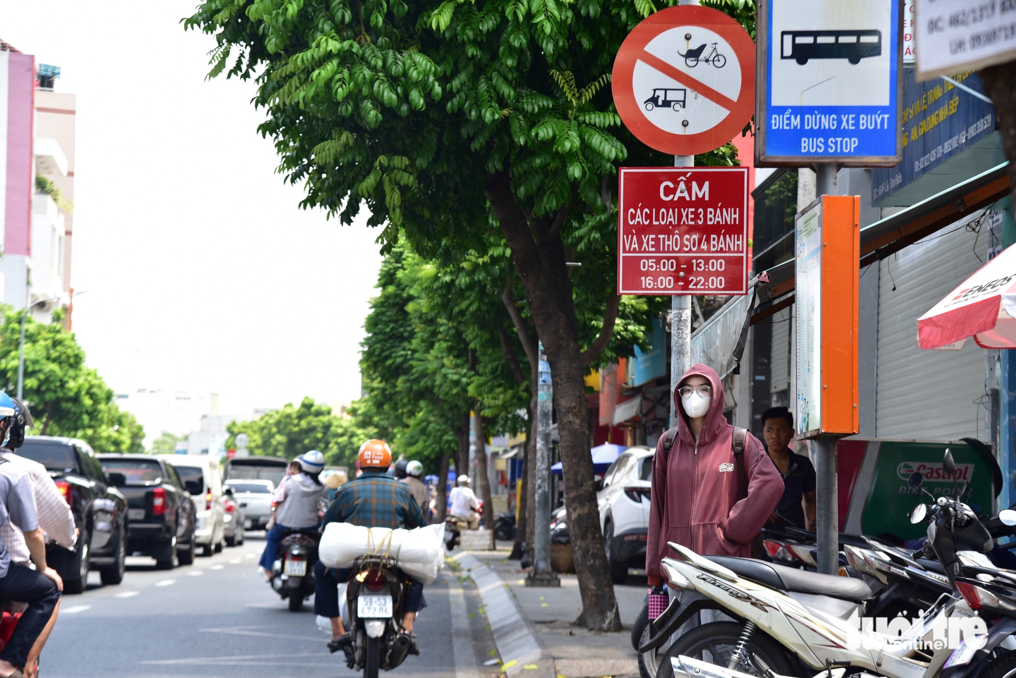 胡志明市許多公交車站人行道被侵佔,候車亭、停靠點變成垃圾堆放處和停車位