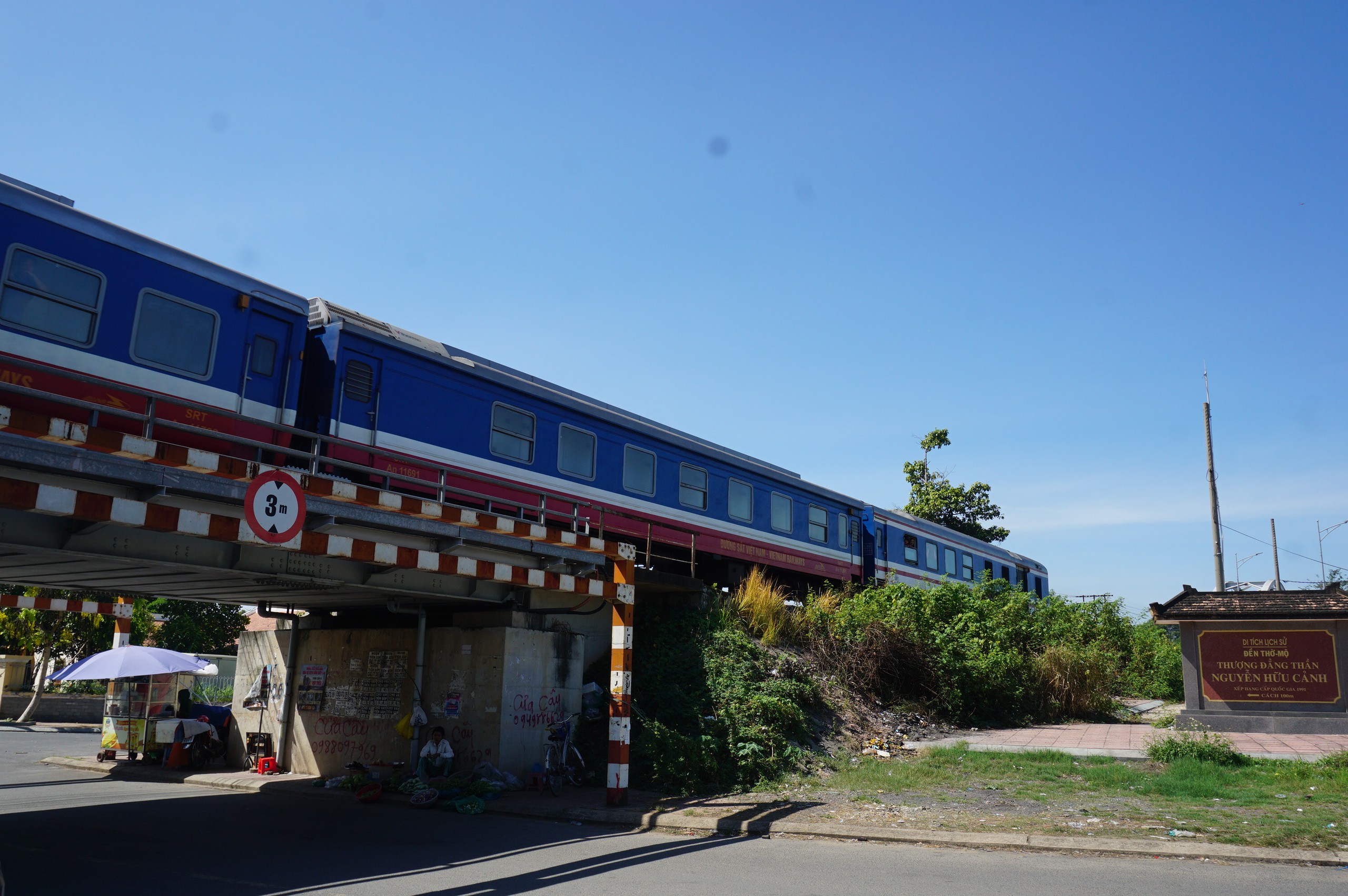 鐵路中斷5天后,第一列火車通過因駁船撞擊而受損的Ghềnh橋