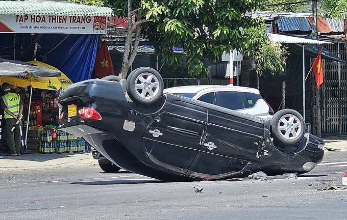 芽莊發生載有三人的汽車翻車事故