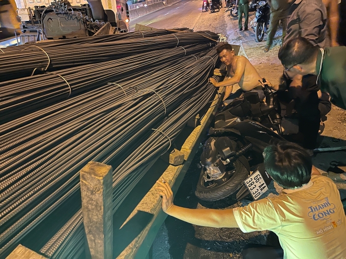 拖車上的鋼材掉下壓扁摩托車
