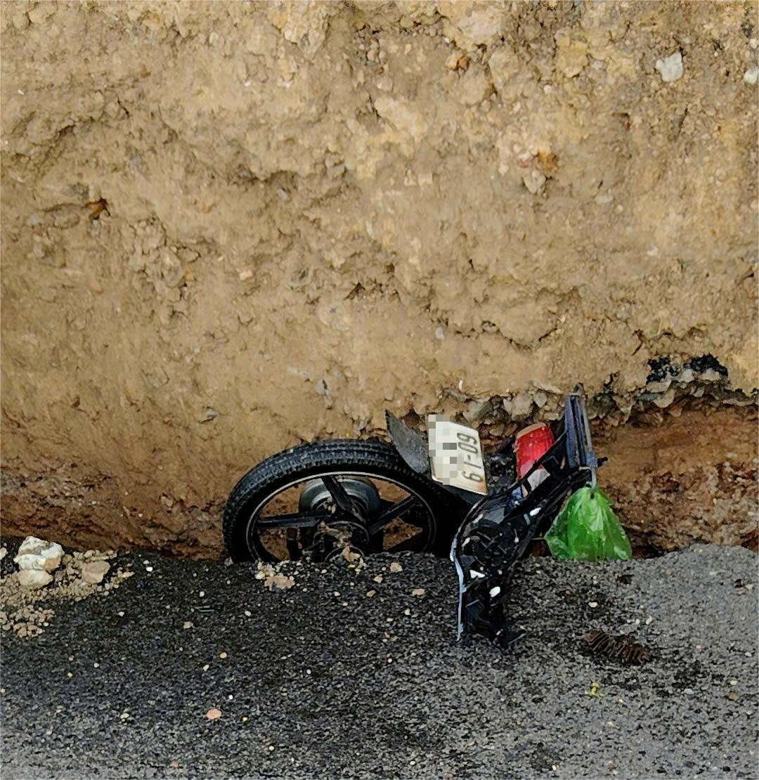 西宁道路塌陷，汽车和摩托车坠入深坑：6人需急救
