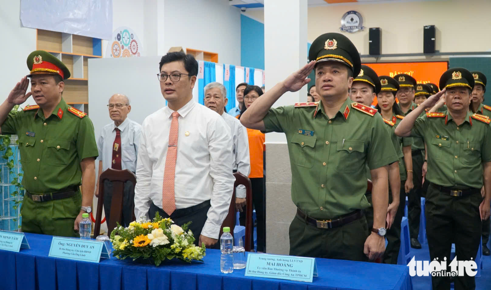 胡志明市武装力量庄严参加选举