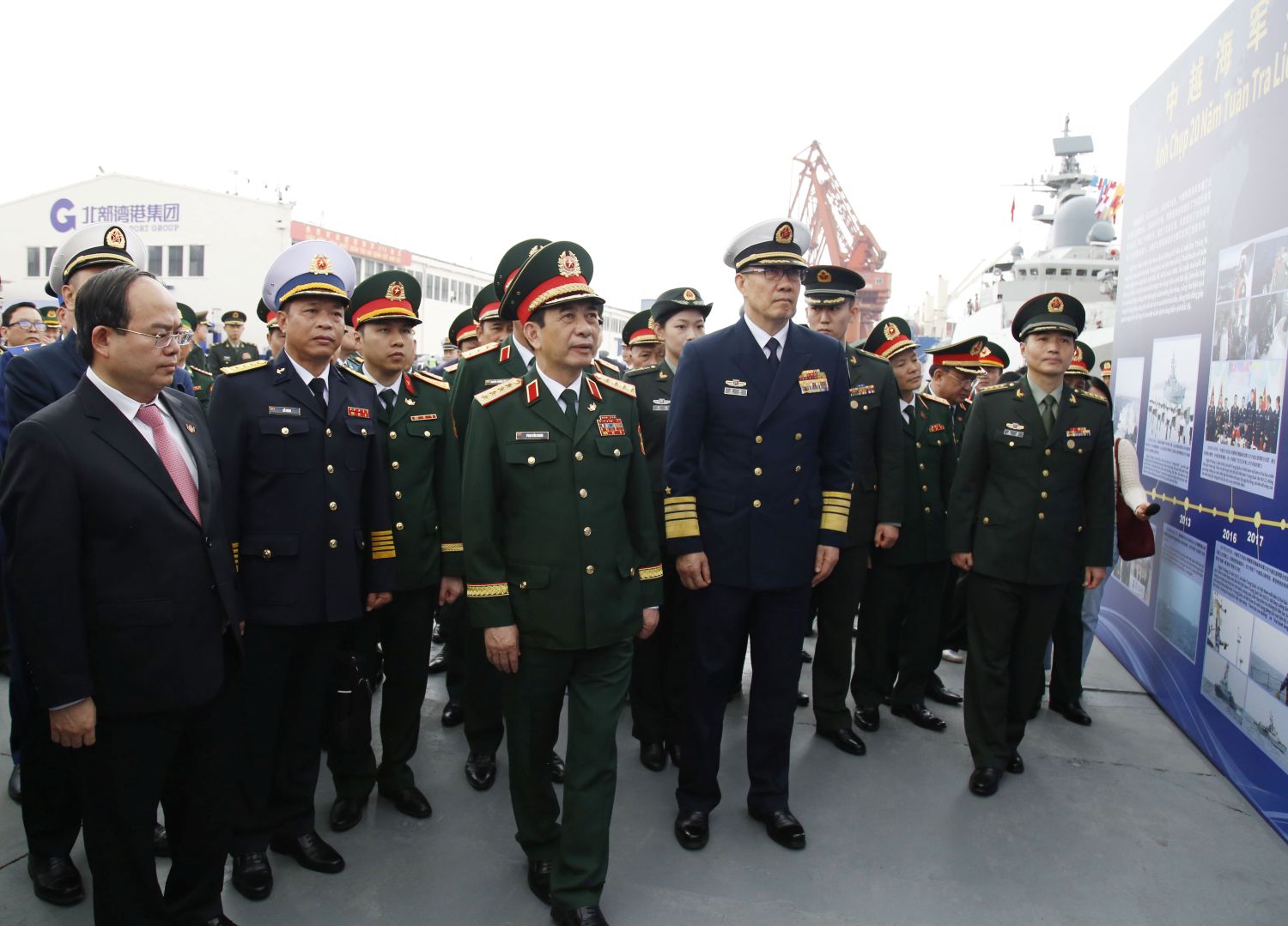 越南國防部長與中國國防部長出席海軍聯合巡邏啟航儀式