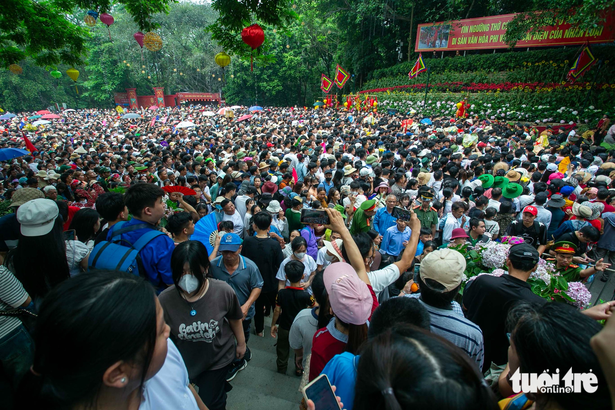 雄王忌日人山人海湧向雄王廟