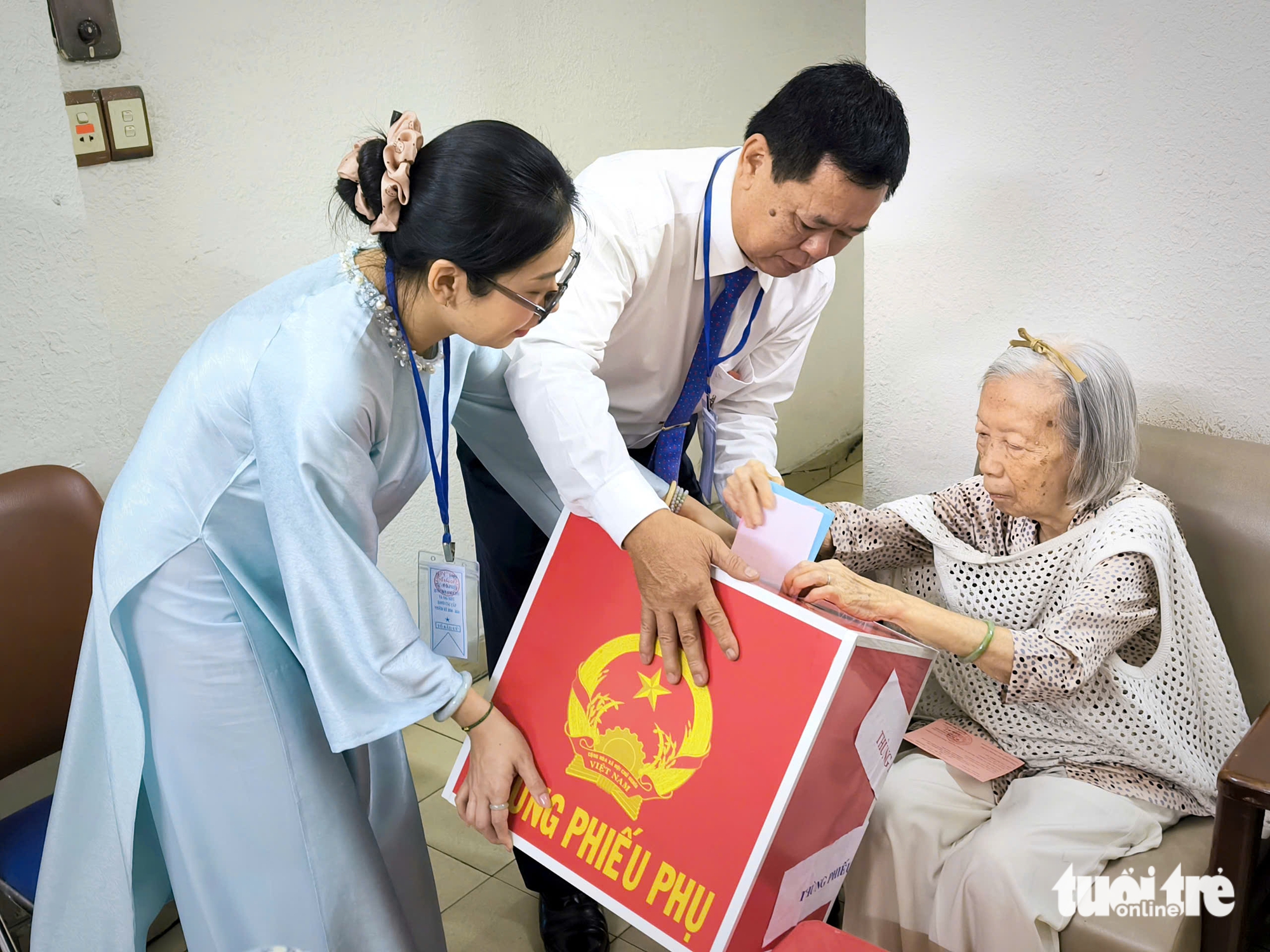 胡志明市:年轻人留学归来首次投票,91岁老人因投票箱上门而高兴