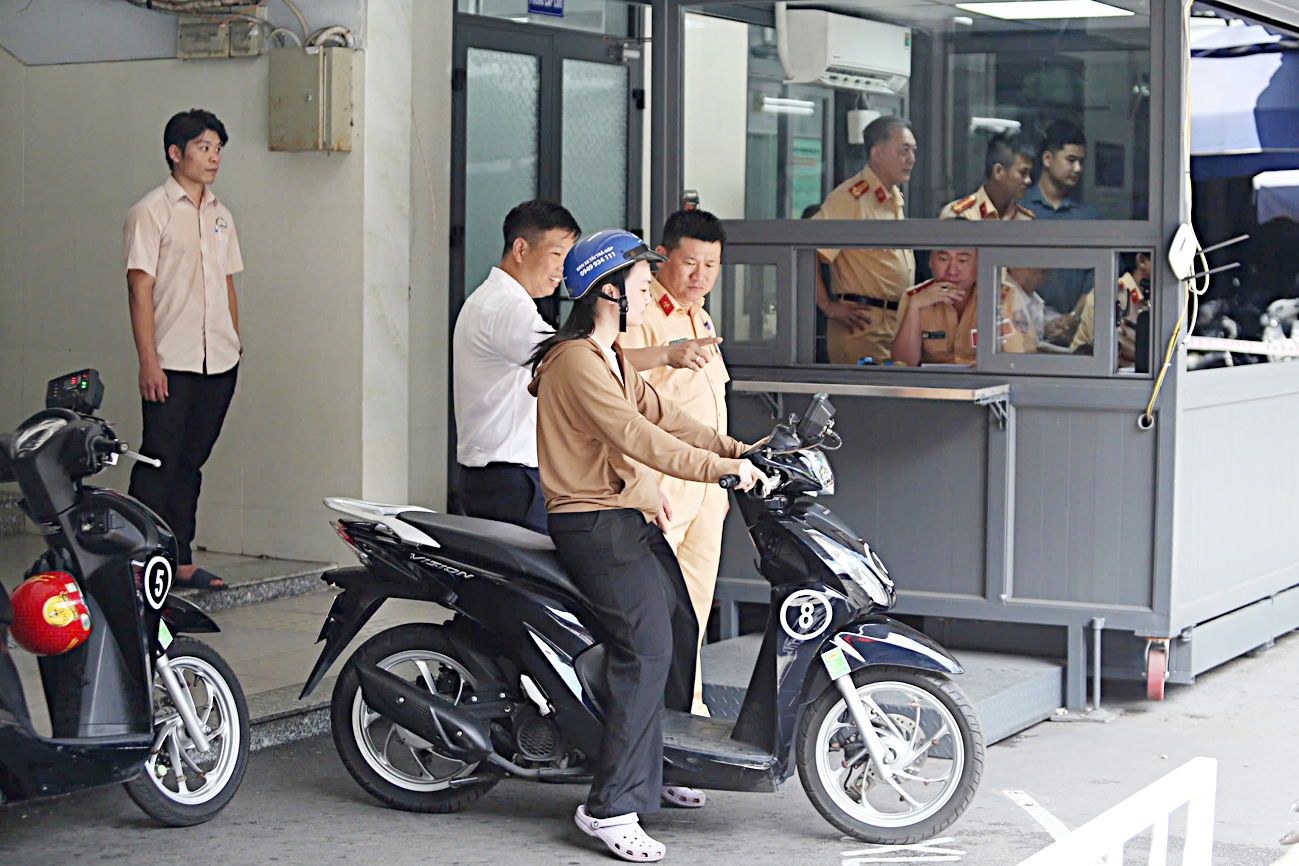 胡志明市交警进行驾驶考试：多项便利，努力解决超过119,000份积压文件
