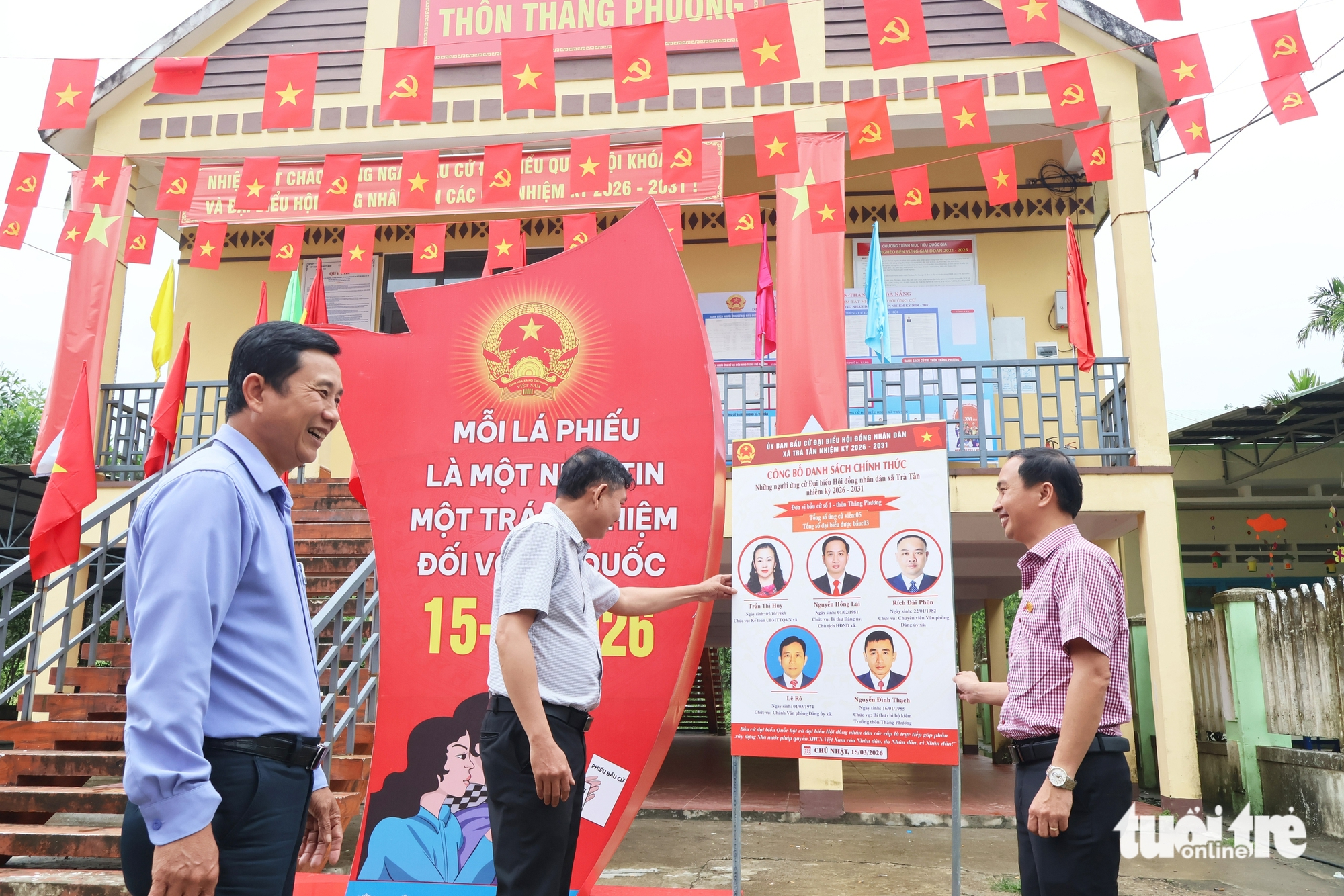 峴港市茶陵、茶新山區為選舉日裝飾得五彩繽紛