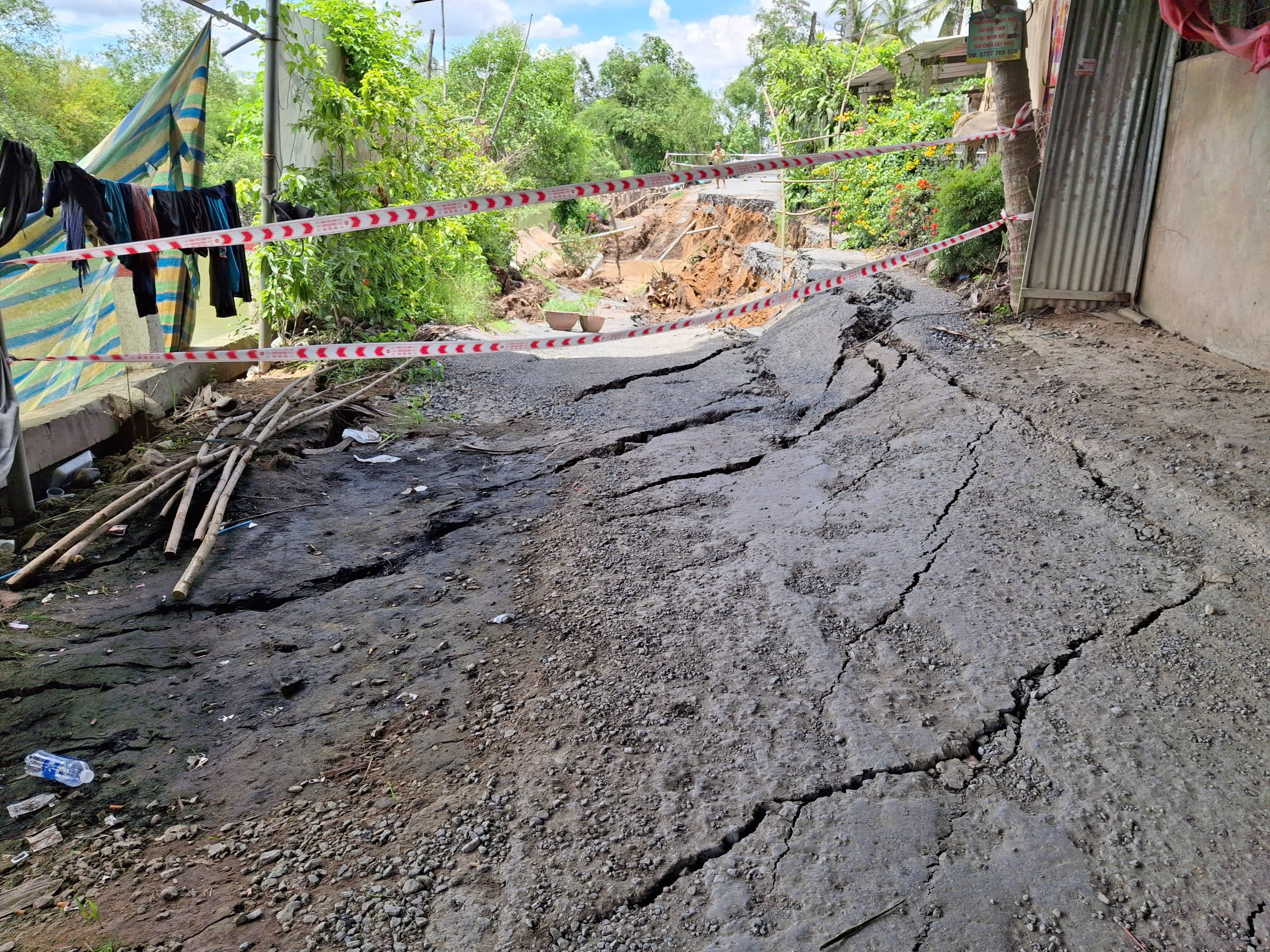 修复芹苴新升级交通道路的滑坡