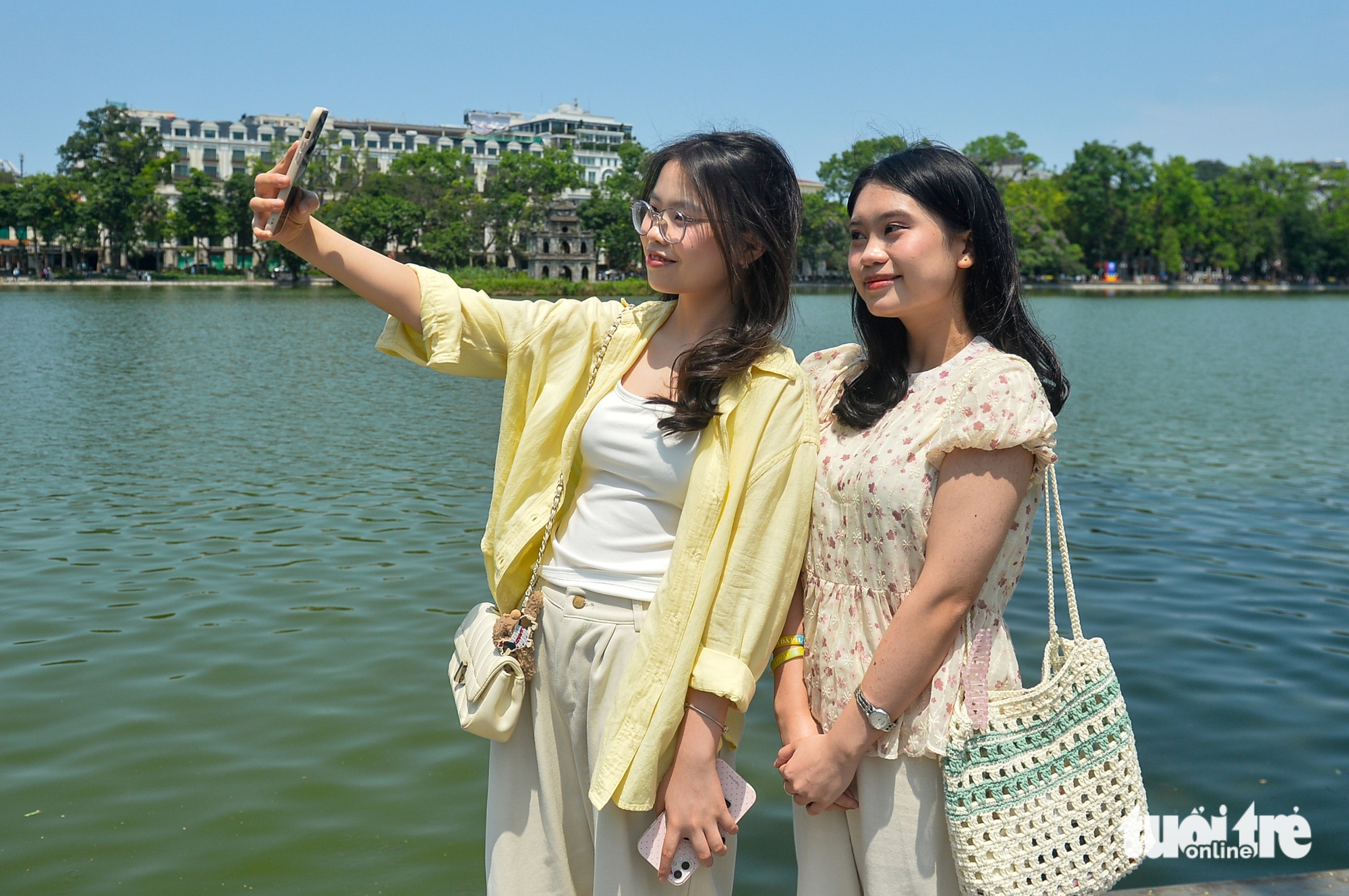 許多河內市民在4·30和5·1假期首日選擇就地旅遊