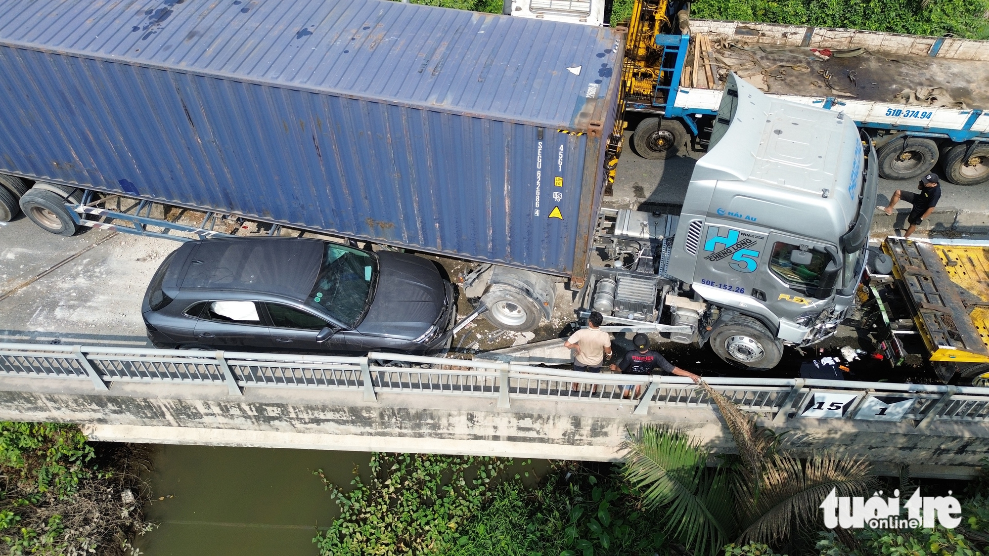 拖车失控冲向右车道，将汽车“紧贴”在武志功路桥栏杆上