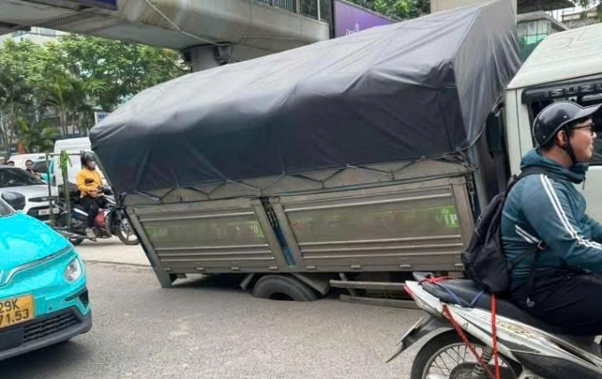 河內路上貨車陷入坑洞