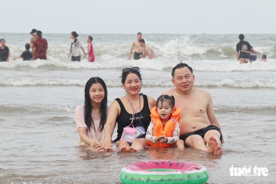 大量遊客湧入爐門海灘，旅遊節拉開序幕