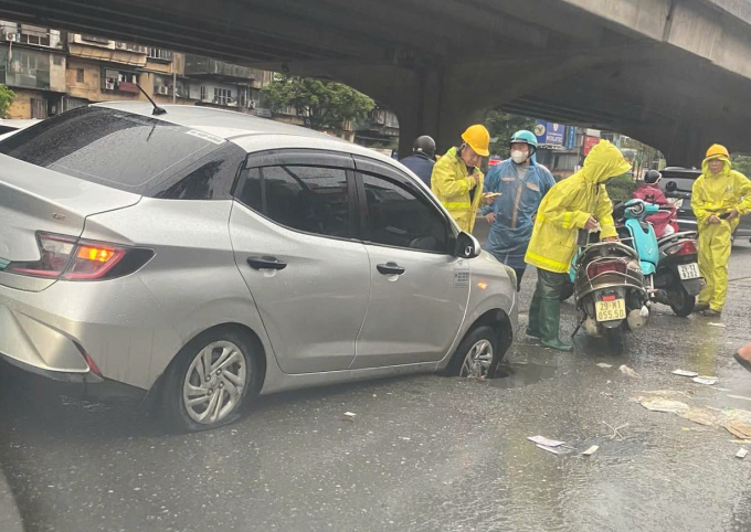 出租車在河內街道陷入深坑