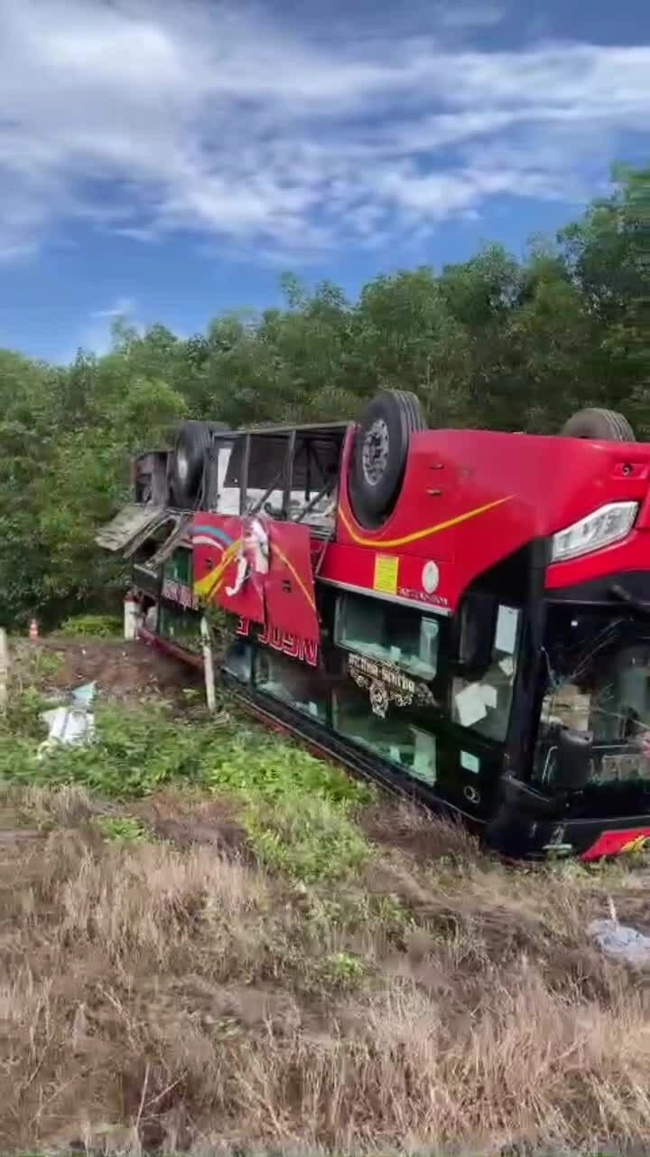 国道上一辆载有20多人的汽车翻车