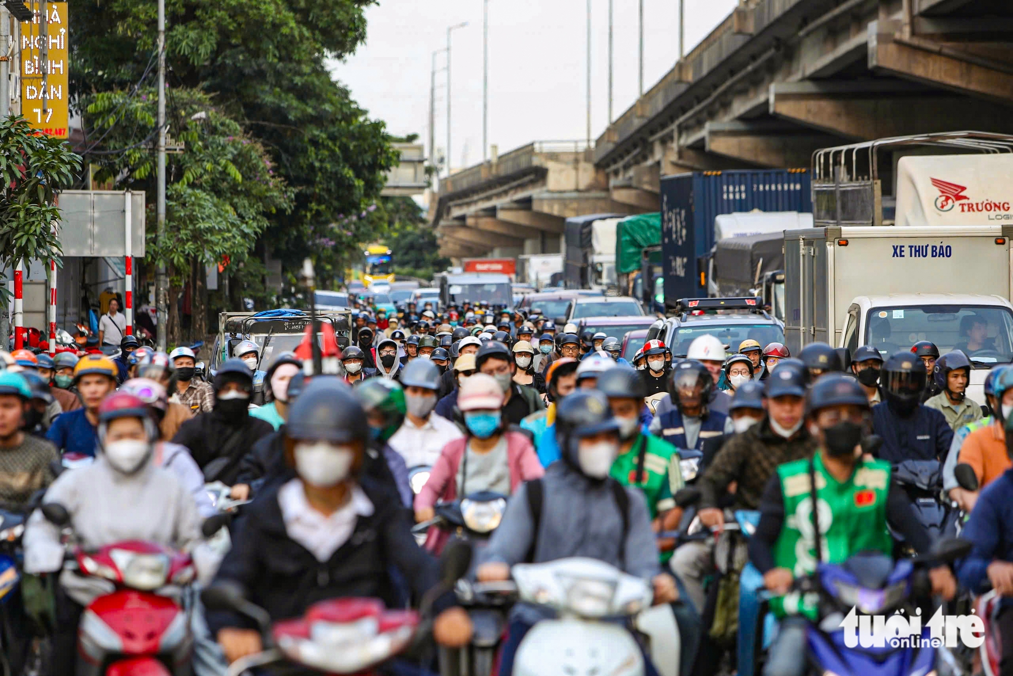 人群湧出河內度假,高架路上一輛汽車起火