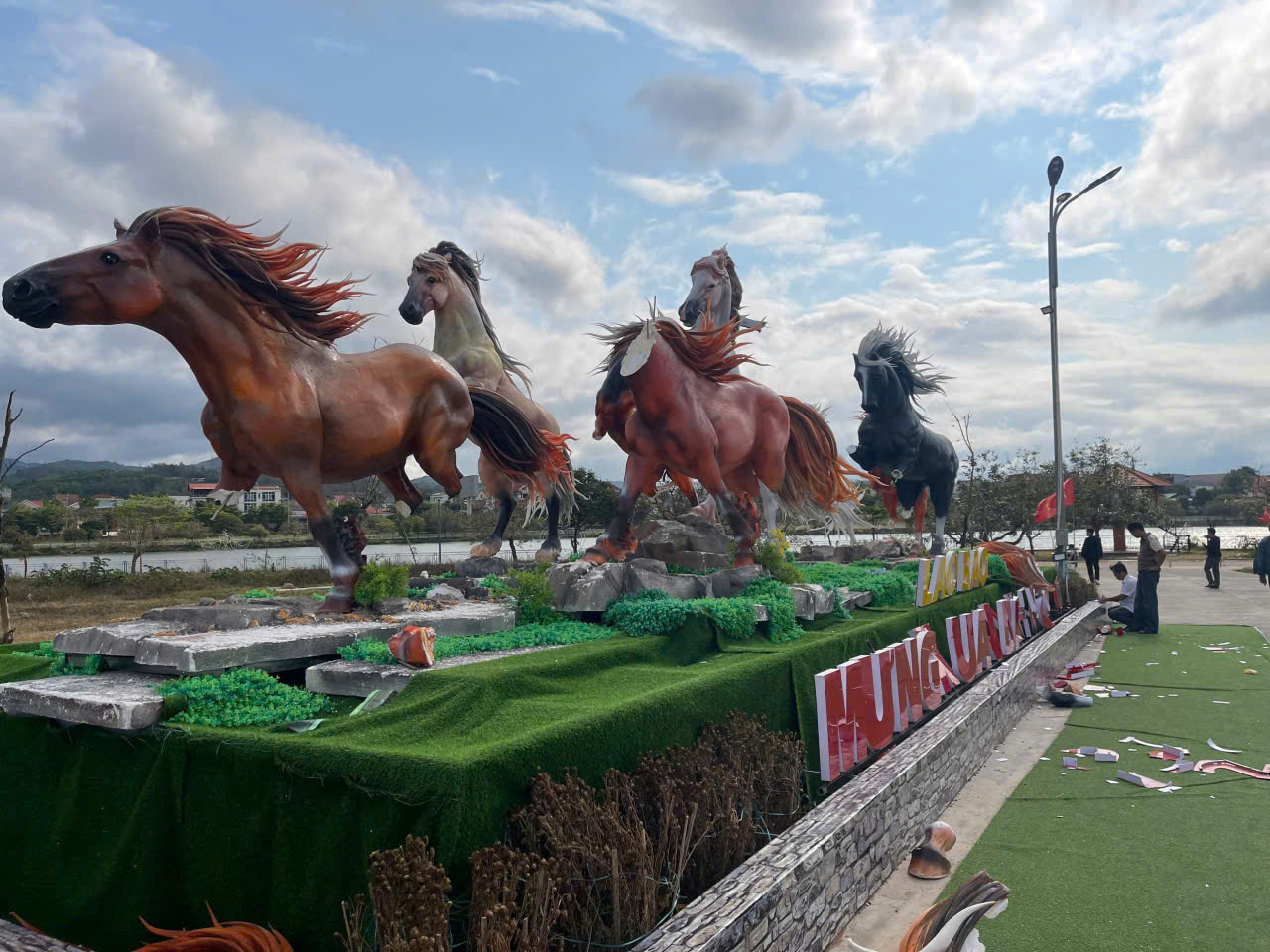勞保公園的“八駿追風”馬雕像遭破壞