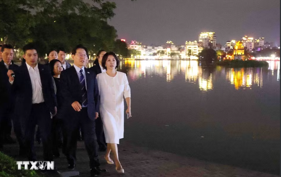 韓國總統與夫人遊覽還劍湖