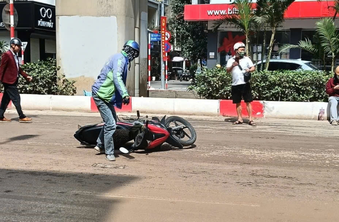 河內街道因泥土滑倒