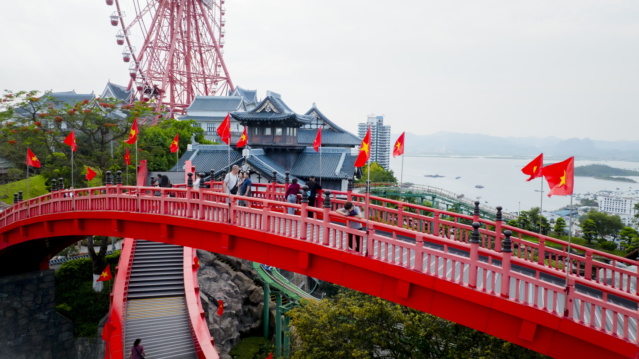 下龍太陽世界在4·30假期首日吸引遊客