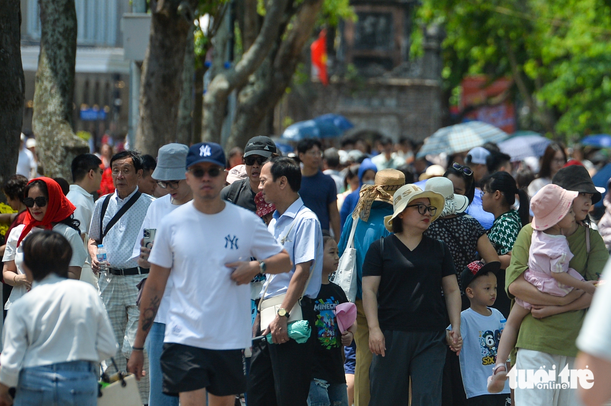 許多河內市民在4·30和5·1假期首日選擇就地旅遊
