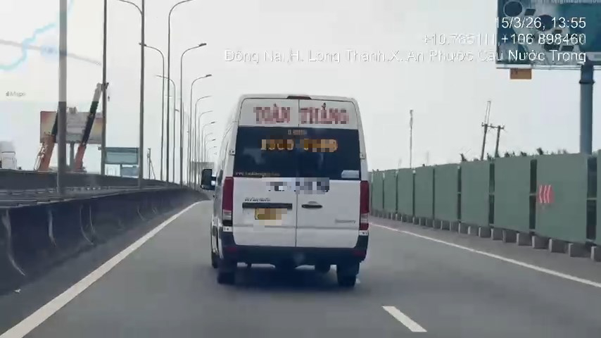 數十輛汽車在胡志明市-隆成高速公路上變道不打轉向燈被處理