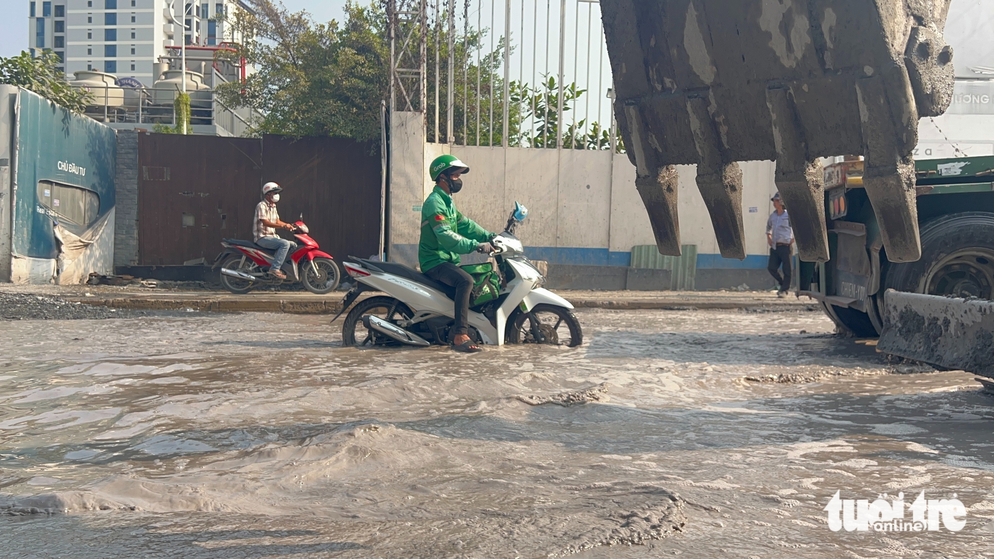 Bến Nghé 路出现许多'大象坑',数百辆集装箱车艰难进入 Tân Thuận 港