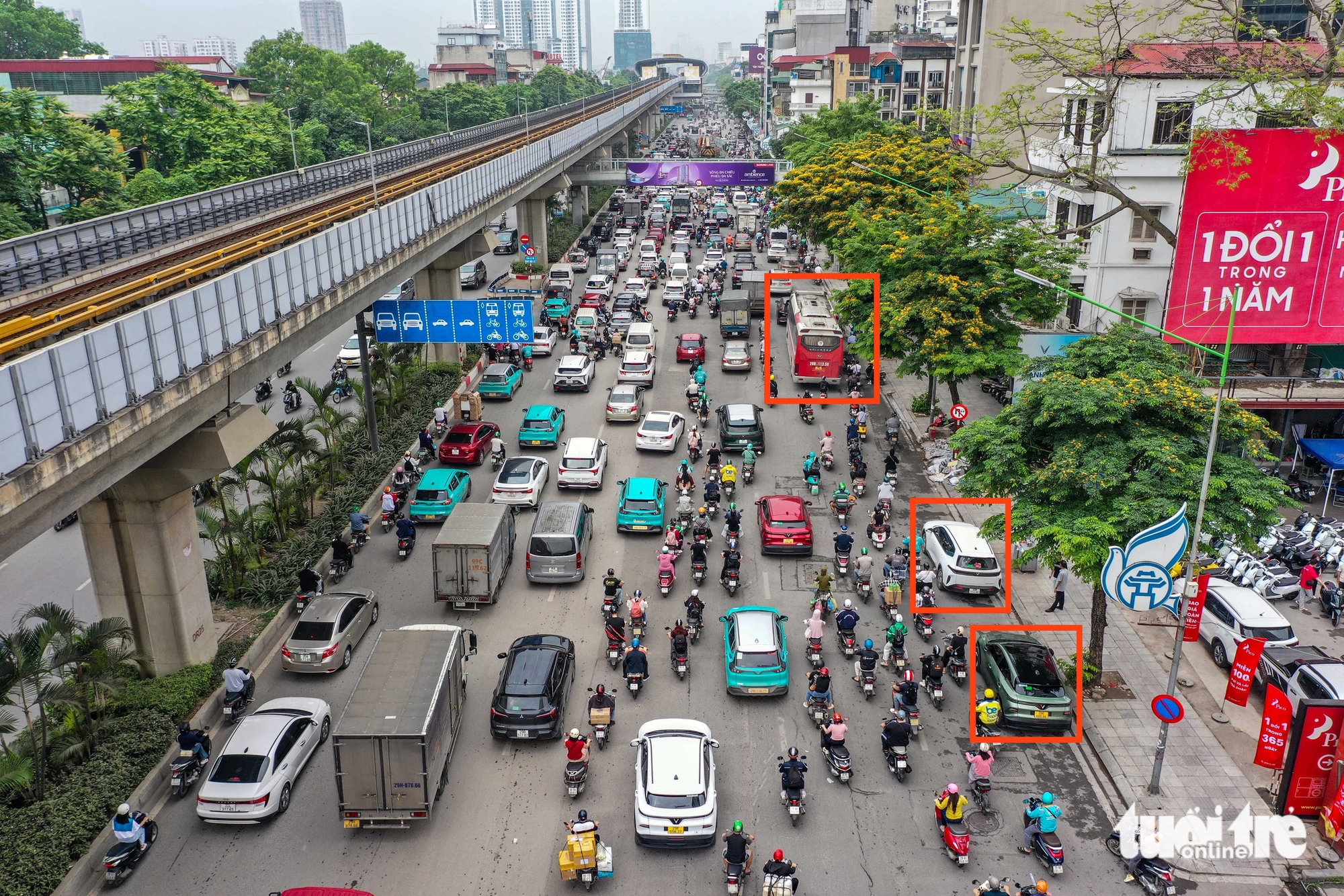 警方使用無人機監控,處理在車道上違規停放的車輛