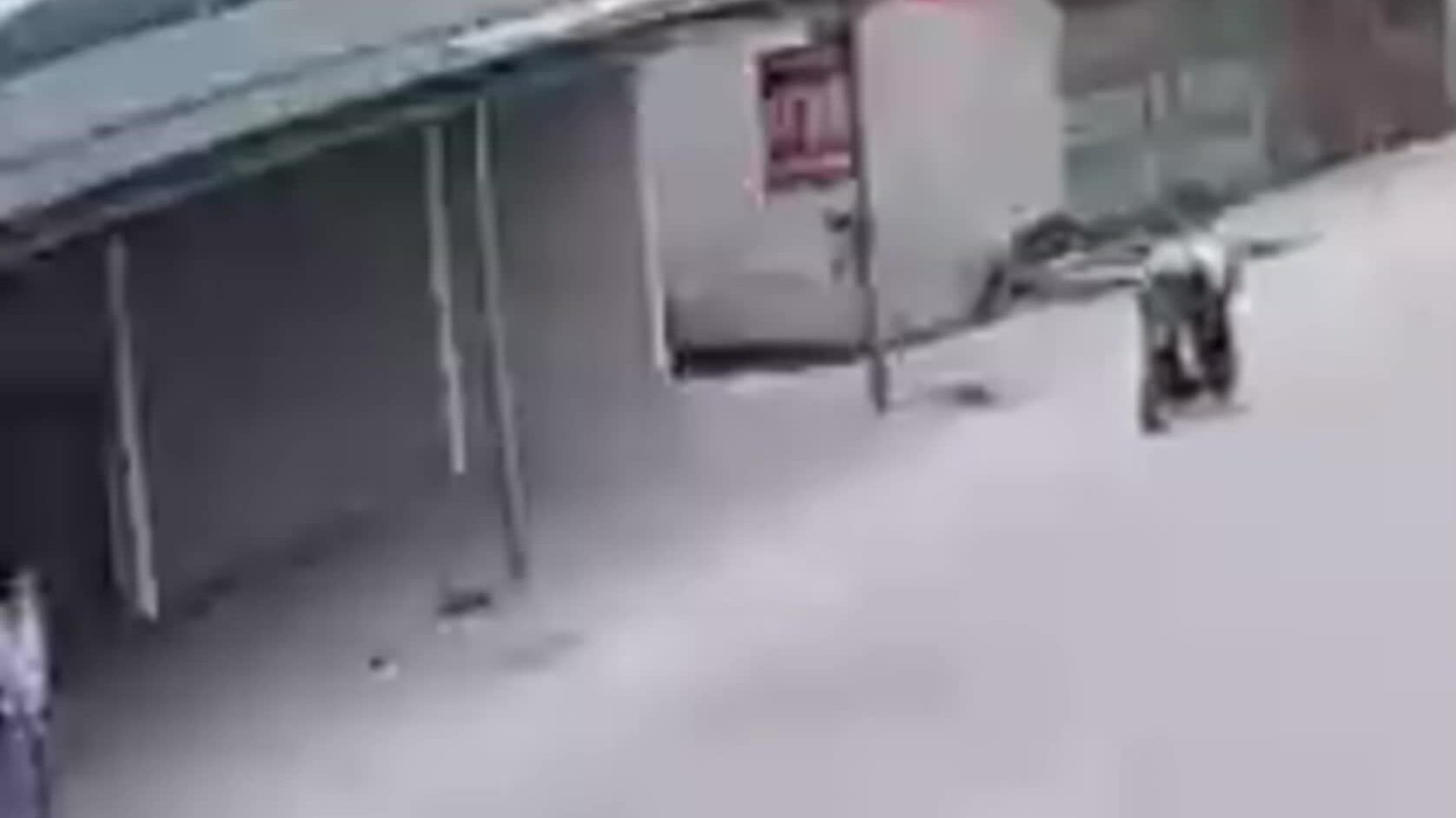 自卸車撞上學生接送車,將其推離30米