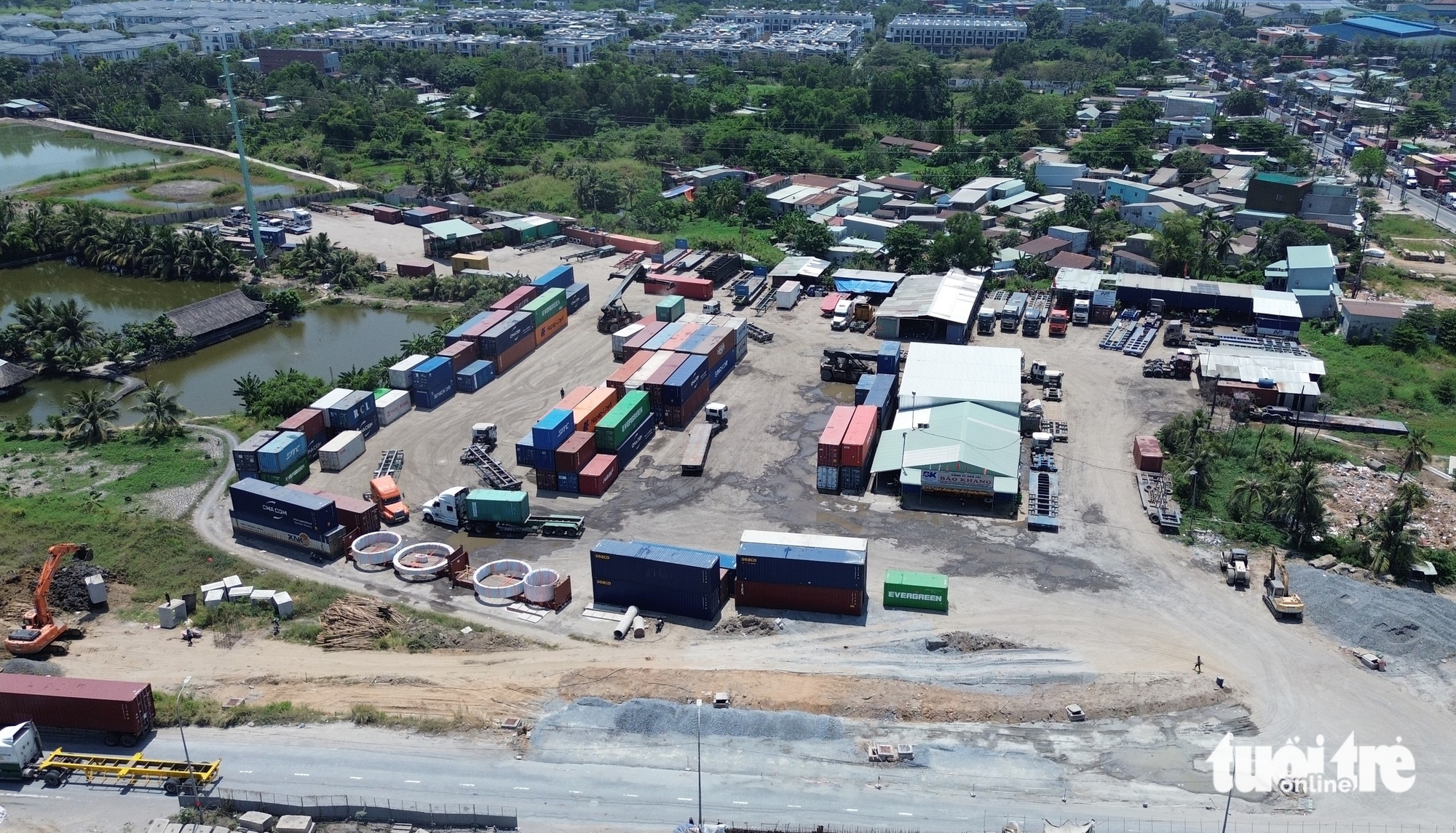 數千輛來自集裝箱停車場的車輛堵塞武志公路,困擾胡志明市東部居民