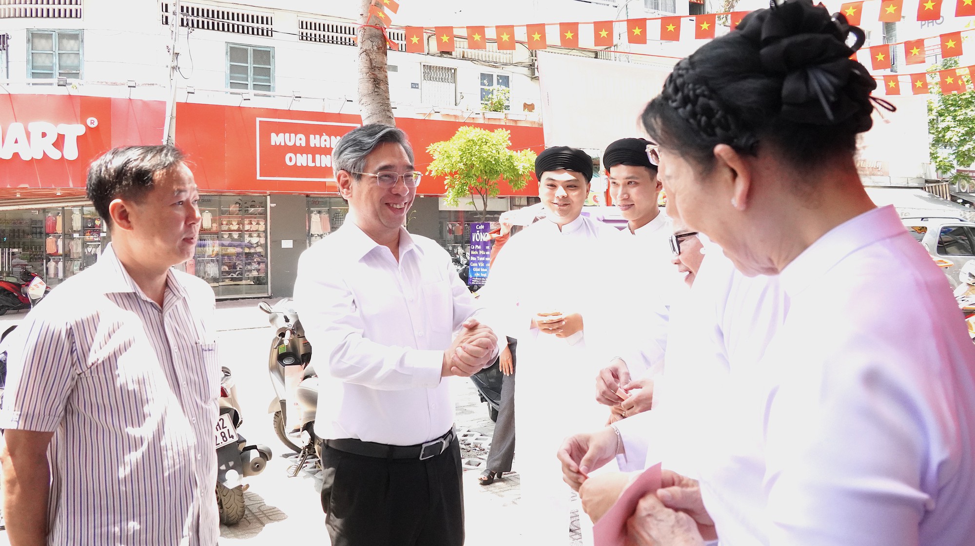 胡志明市市委副書記阮福祿走訪慰問特殊選民