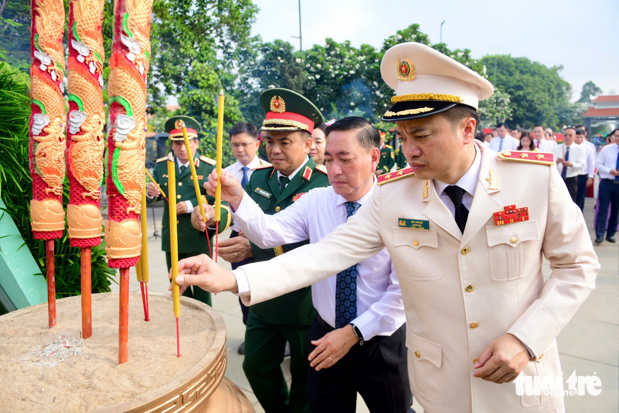 胡志明市領導上香緬懷胡志明主席和各位英雄烈士