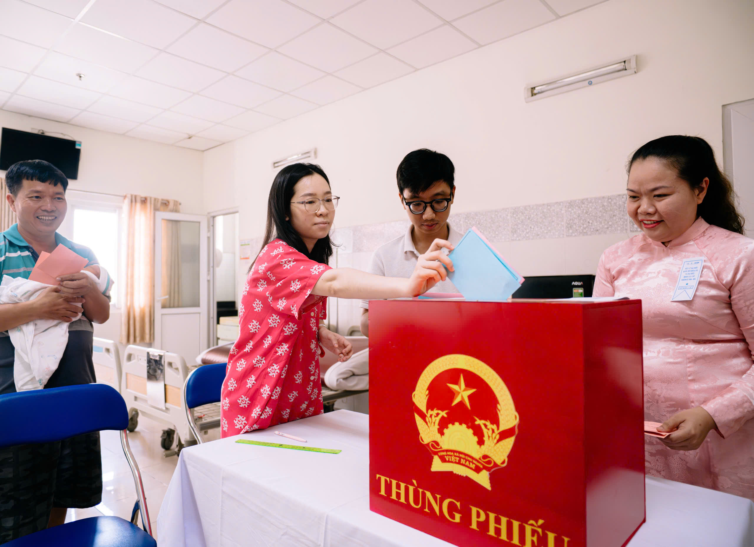 投票箱直達病床:選舉日選票令人感動