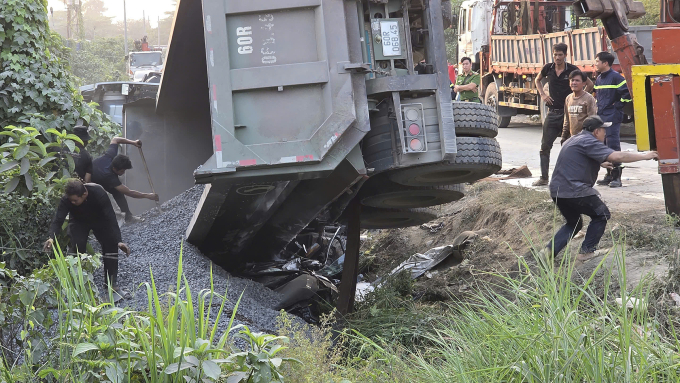 運石卡車壓死四座轎車女司機