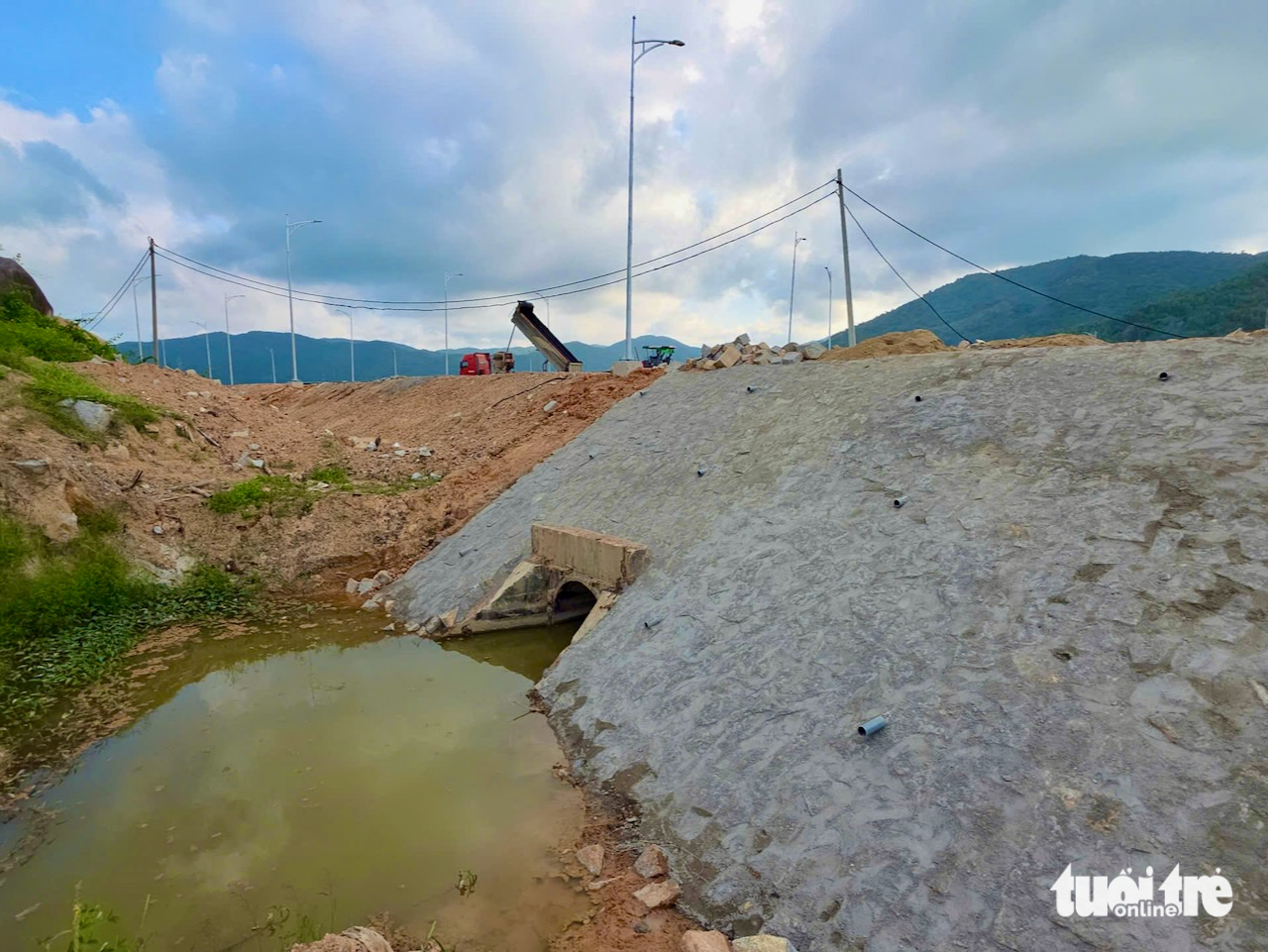 志盛-雲峰高速公路旁農田因廢機油和缺水而‘死亡’