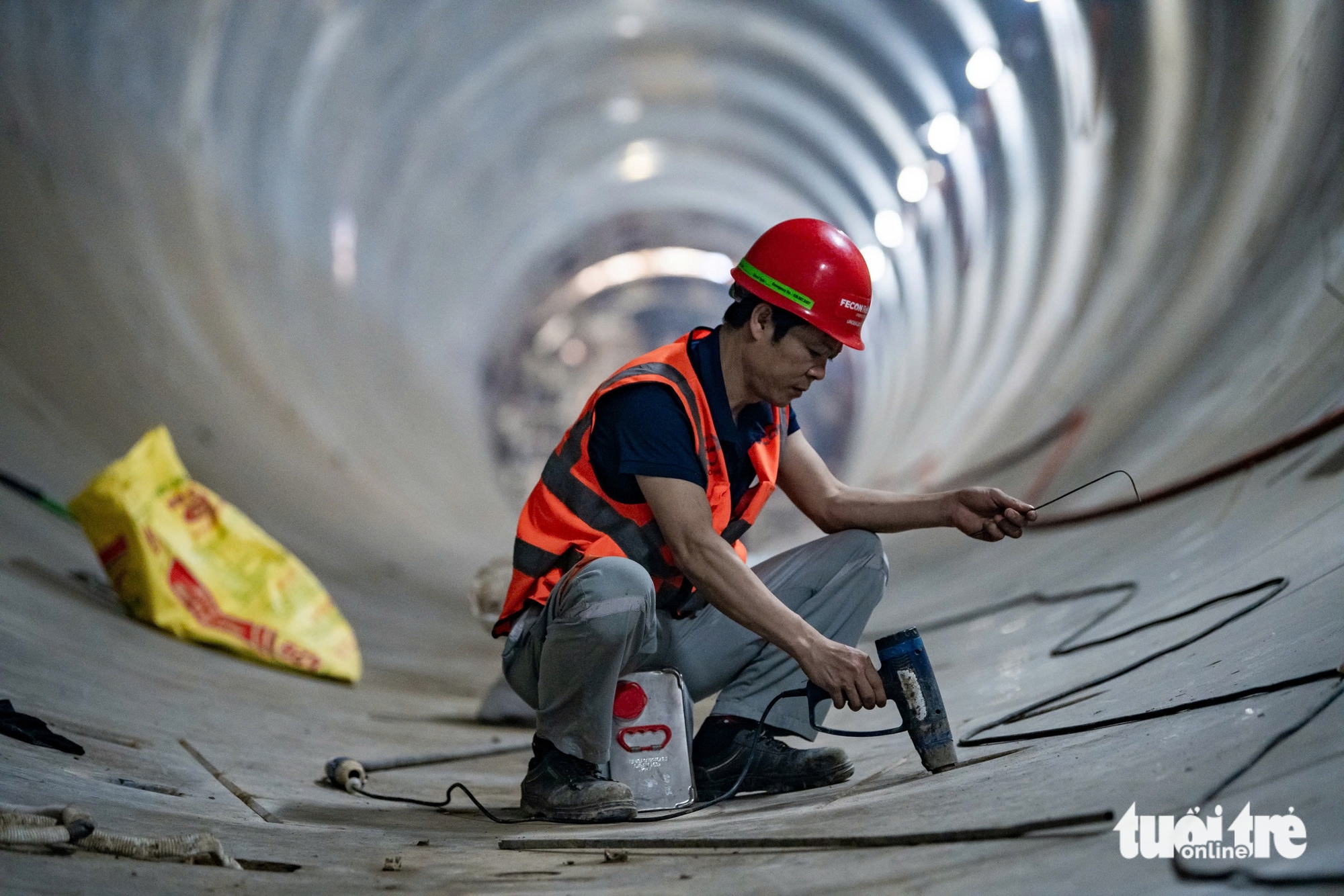 近距離觀察剛剛貫通的深達30米的Nhổn - 河內站地鐵隧道