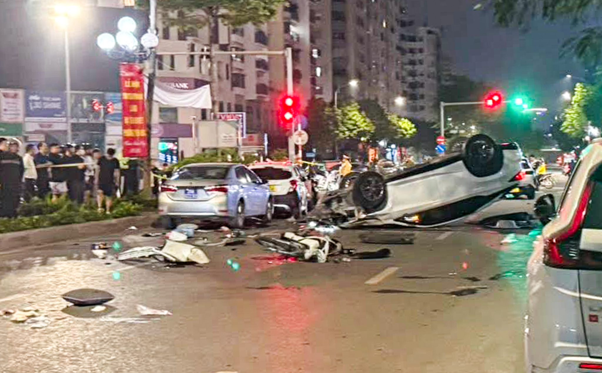 雷克薩斯汽車午夜連環撞車後翻車,兩人入院