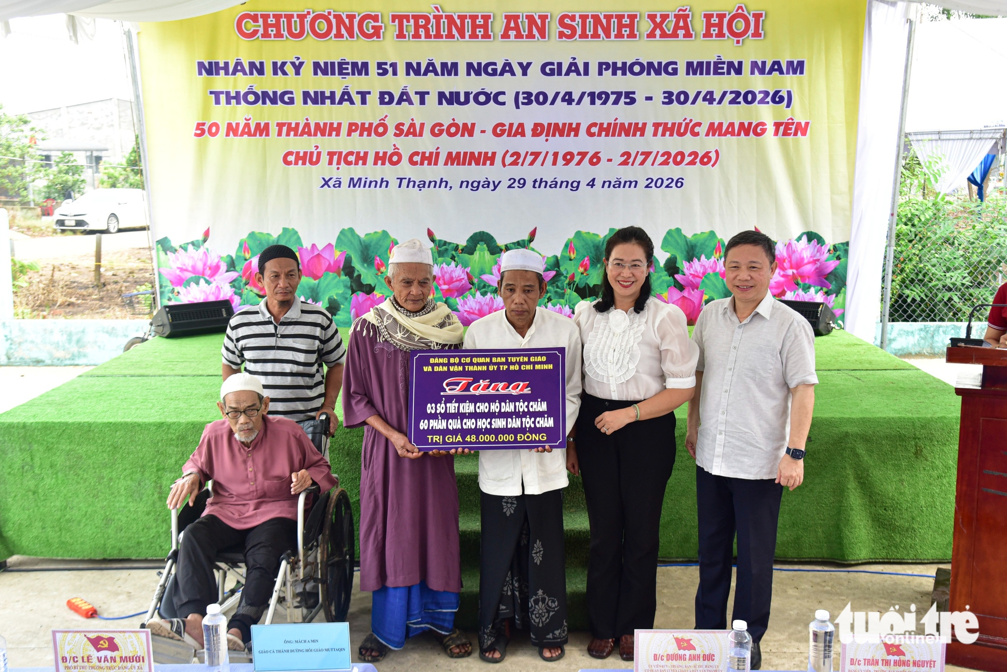 胡志明市市委宣教與民運部代表團探望並贈送禮品給佔族同胞和老戰士紀念4月30日