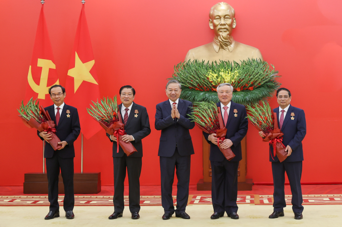 範明政總理榮獲一等軍功勳章