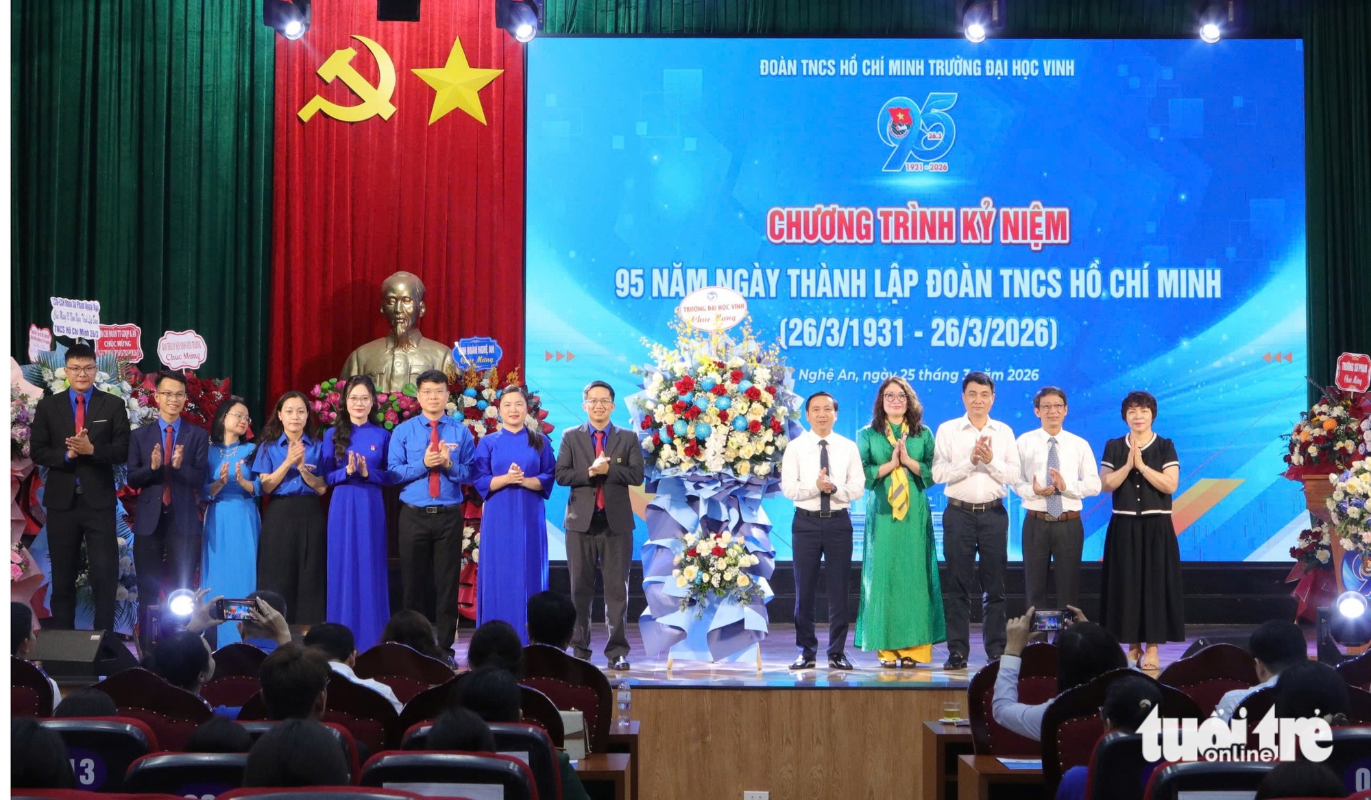 共青團中央向榮市大學團委頒發獎狀,表彰其志願服務活動的顯著貢獻
